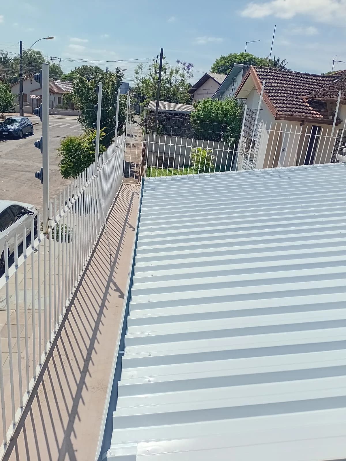 Cobertura de telha trapezoidal de aluzinco em obra