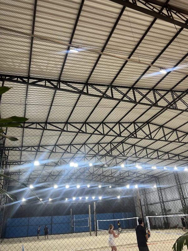 Cobertura metálica com calha em arena esportiva