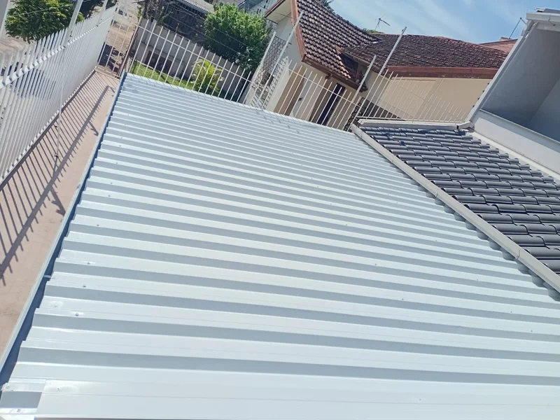 Telha trapezoidal com rufo de acabamento