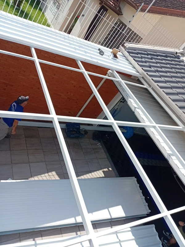 Painéis de telha trapezoidal empilhados prontos para instalação
