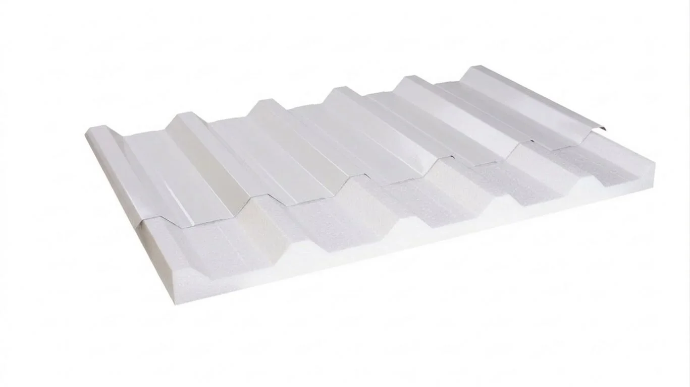Telha sanduíche de aluzinco branca com perfil trapezoidal instalada