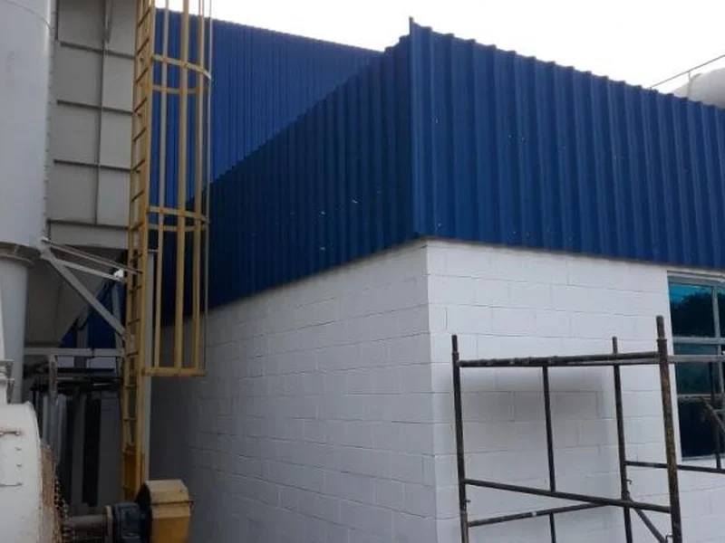 Galpão telha metálica azul Dois Irmãos Telha metálica azul instalada em galpão industrial Dois Irmãos RS